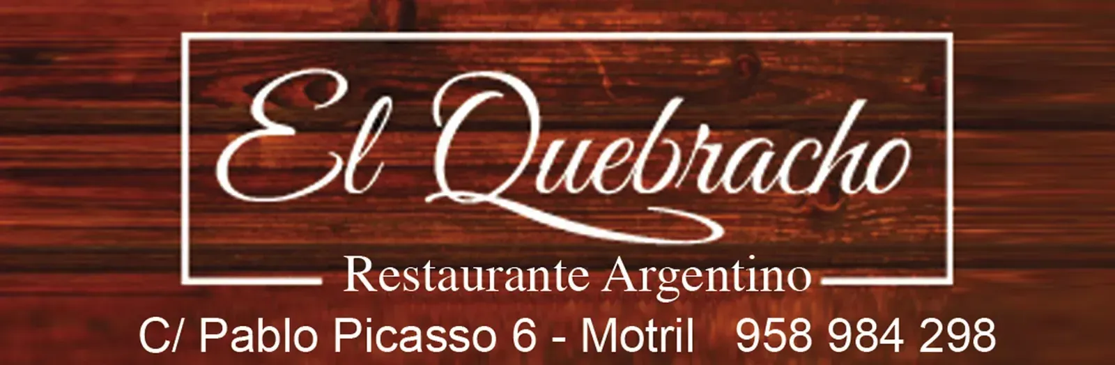 Letrero del restaurante El Quebracho, con fondo marrón y letras blancas, que muestra la dirección y el número de teléfono.