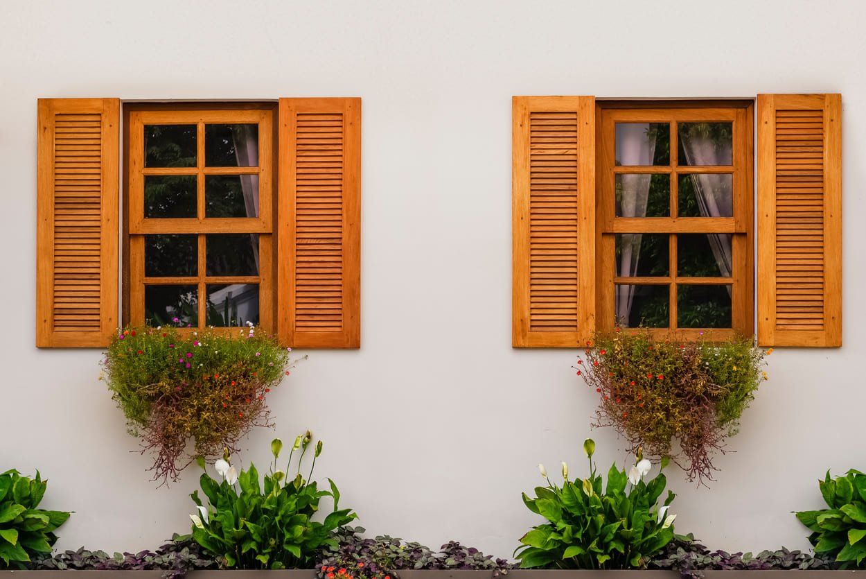 Deux fenêtres en bois clair