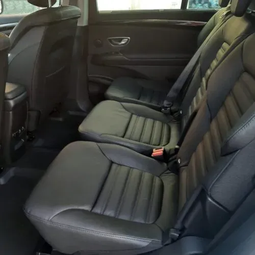 El asiento trasero de un coche con asientos de cuero negro.