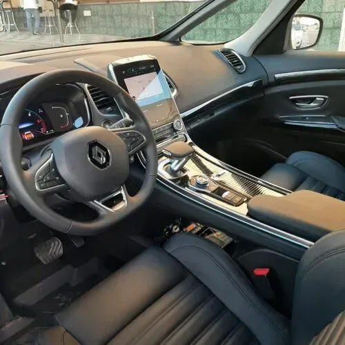 El interior de un coche con volante y salpicadero.