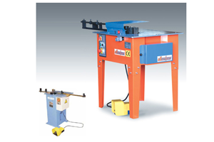 Dobladora de barras de metal naranja y azul sobre una mesa, con un modelo azul más pequeño mostrado a la izquierda, ambos con pedales.