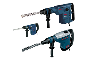 Tres taladros percutores rotativos Bosch, de color azul y plateado, con brocas acopladas.