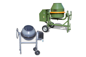 Dos hormigoneras, una verde y otra gris, sobre un fondo blanco.