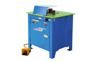 Dobladora de varillas de refuerzo de color azul, con parte superior verde y pedal amarillo.