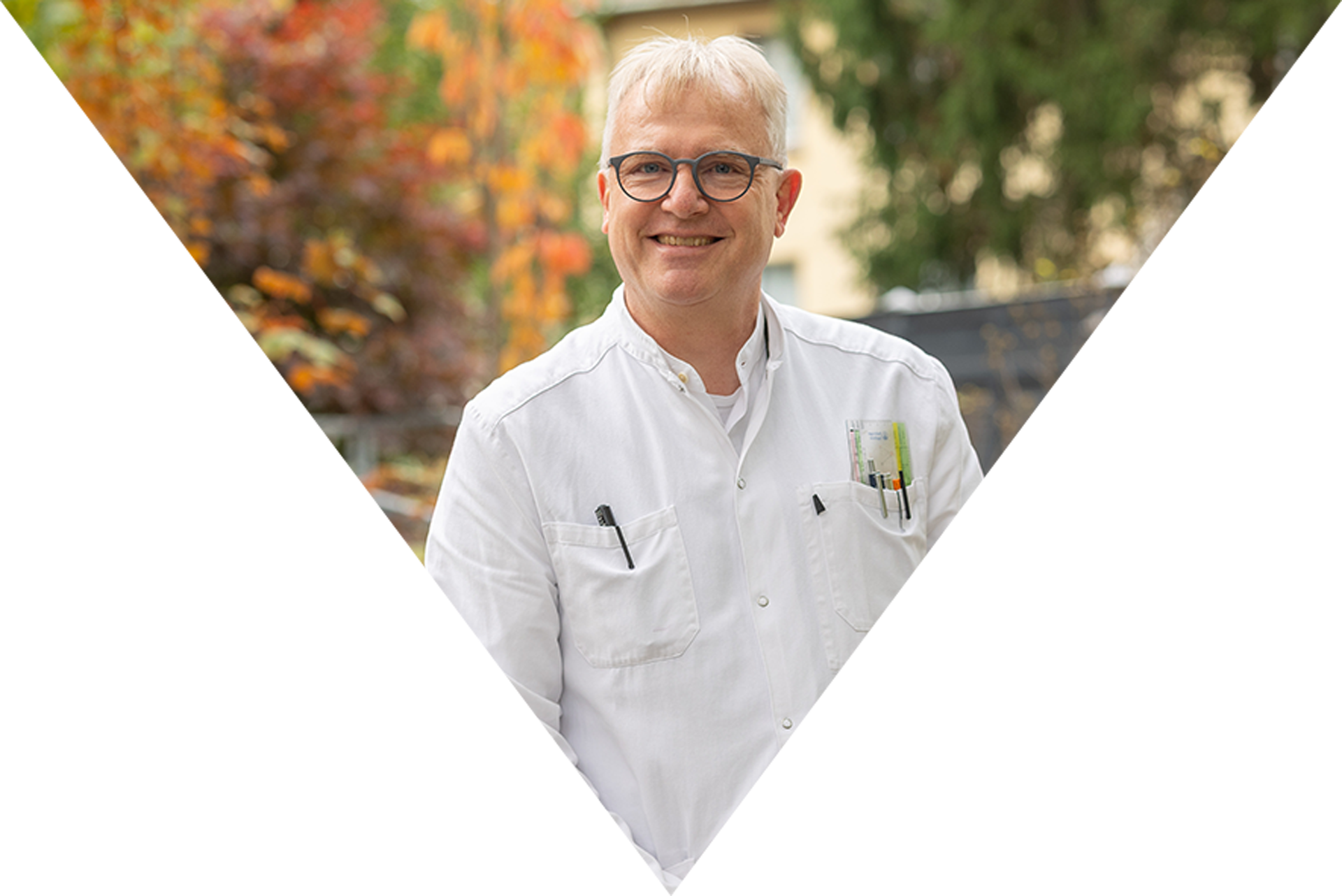 Fünf Porträts von Ärzten und Praxisinhabern, vom ältesten zum jüngsten: Dr. Alfons Egen,  Dr. Hermann Verstege, Dr. Bruno Egen, Dr. Klaus und Andrea Egen