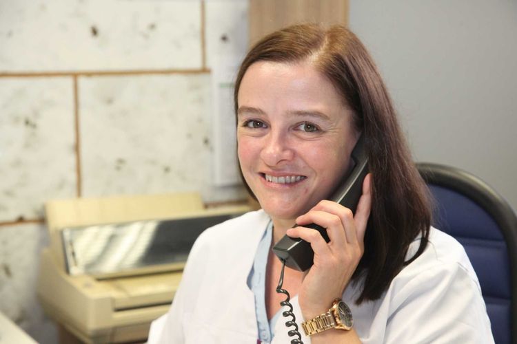 Hausarztpraxis Empfang, MFA am Telefon bei Terminvergabe und Patientenservice Hausarztpraxis Empfang, MFA am Telefon bei Terminvergabe und Patientenservice