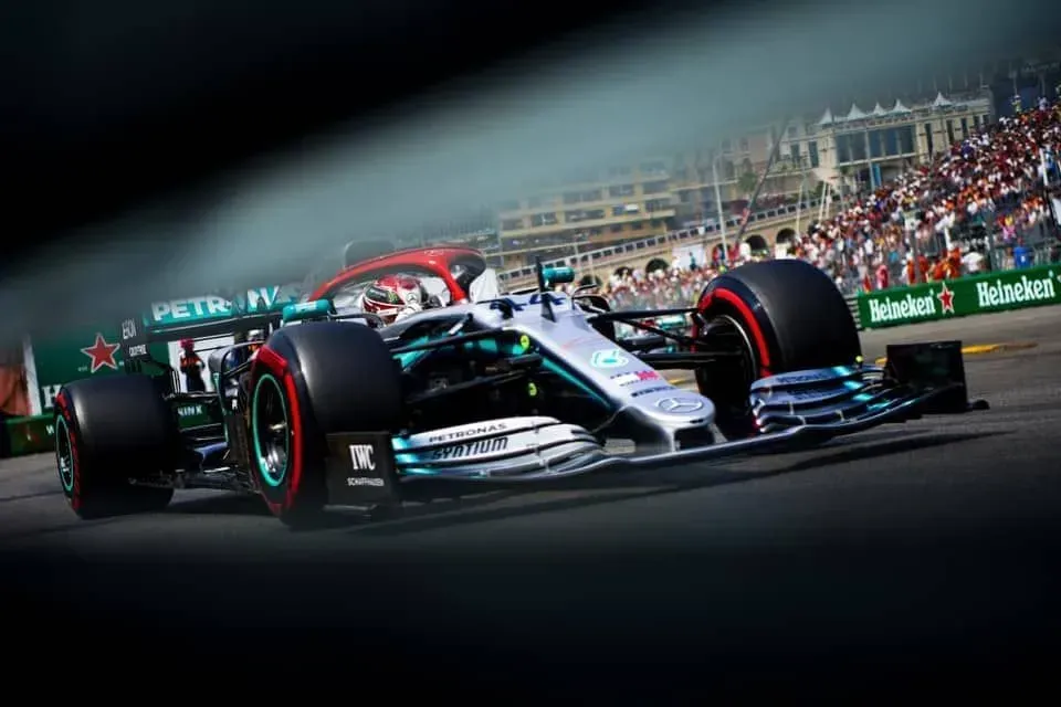 Um carro de corrida está descendo uma pista de corrida.