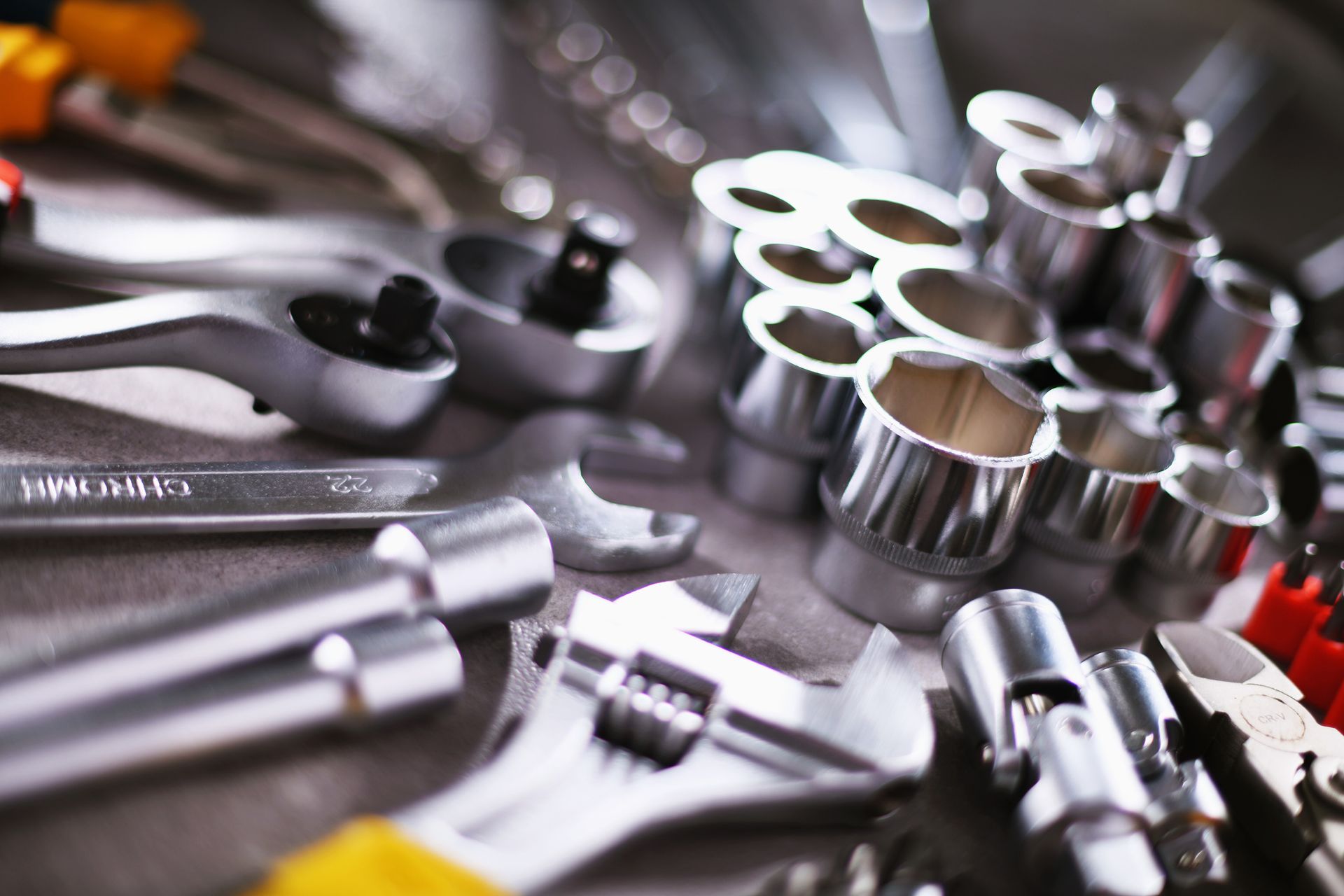 Uma garagem com uma bancada de trabalho e uma caixa de ferramentas no chão.