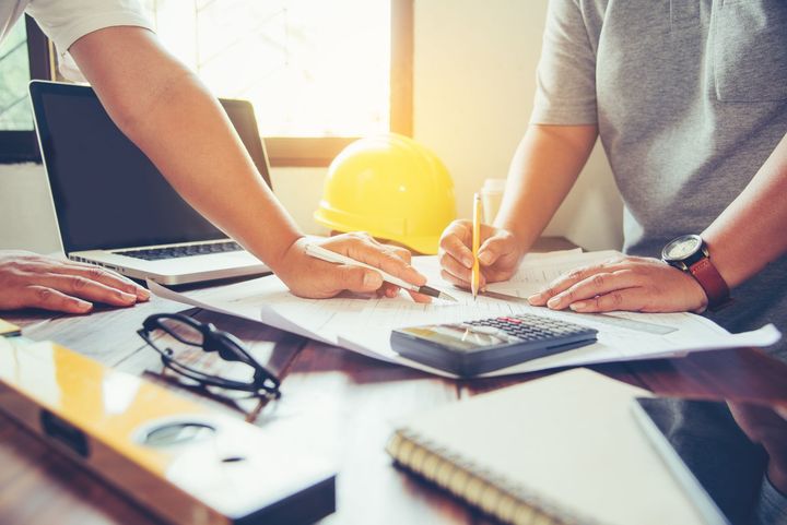 Deux personnes étudient un plan