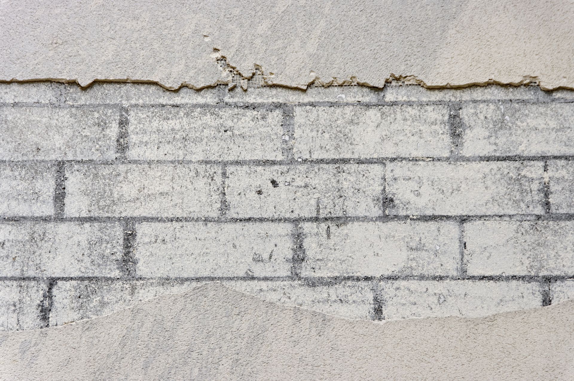 Un mur avec un enduit mal fait