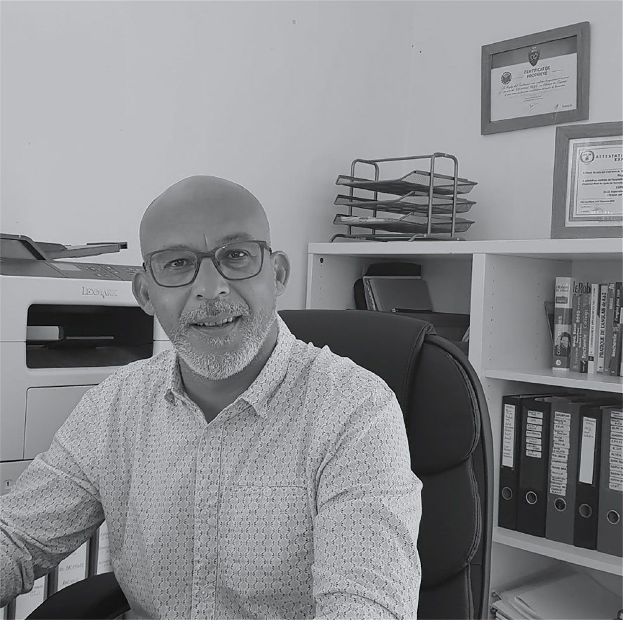 Un homme dans un bureau