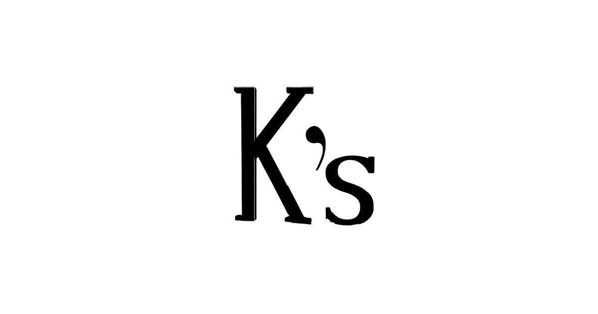 La letra “K” con apóstrofe y la letra “s”, en color negro.