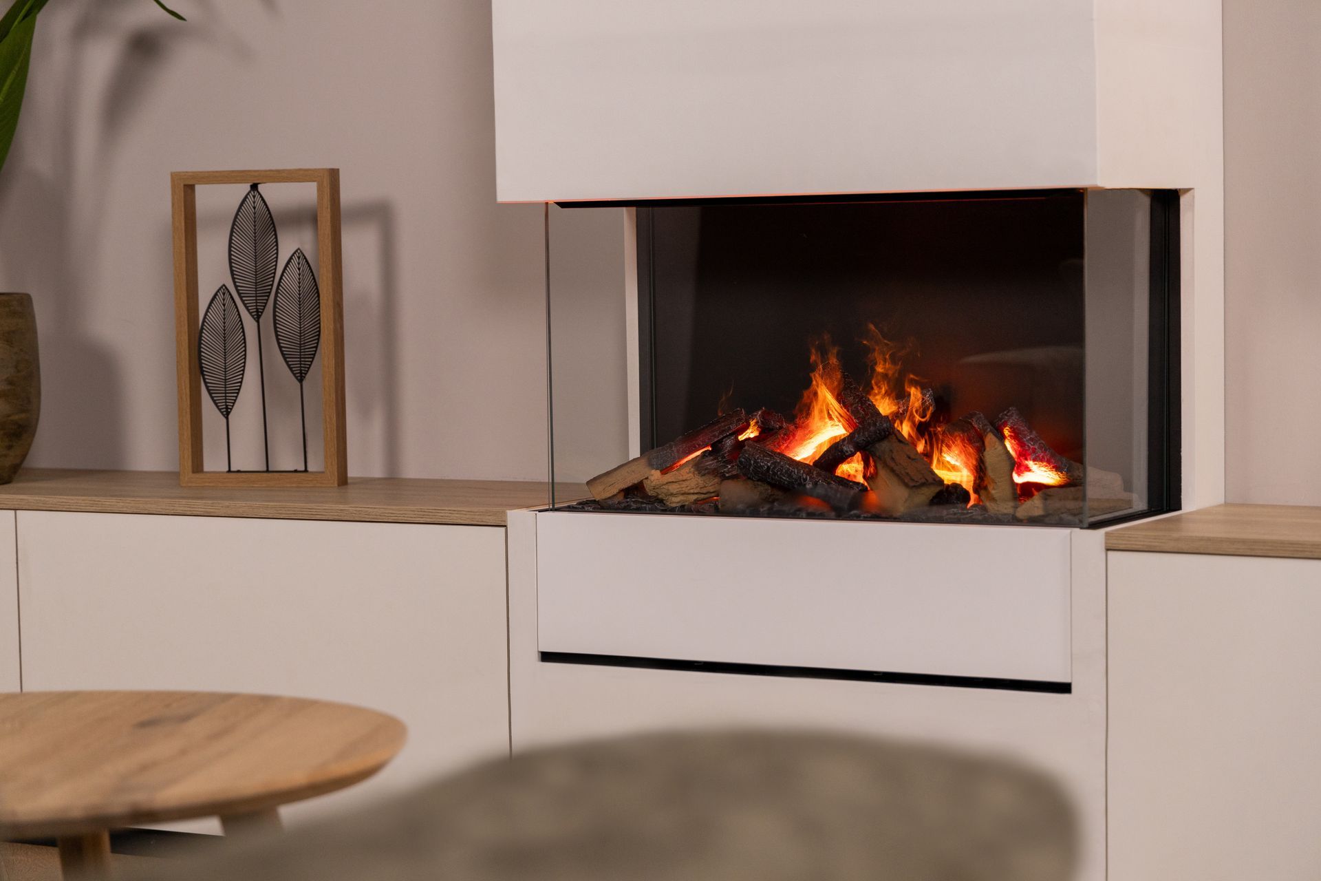 moderner Kamin mit Glasscheibe