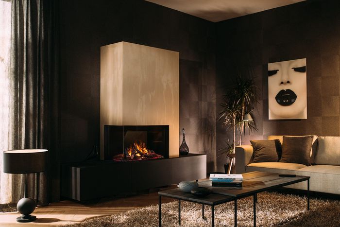 Ein Kaminofen in einem modernen Wohnzimmer mit dunkler Ausstattung