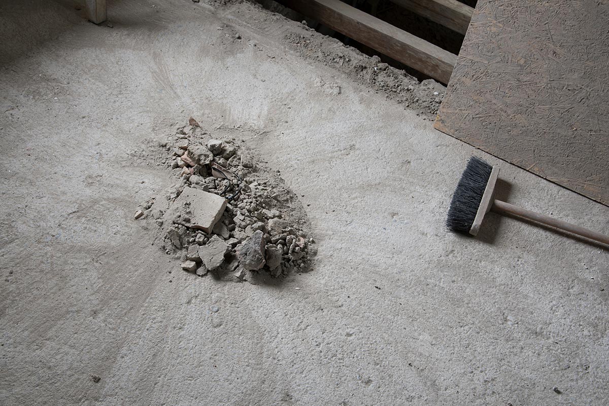 Déchet de gravats avec un balai