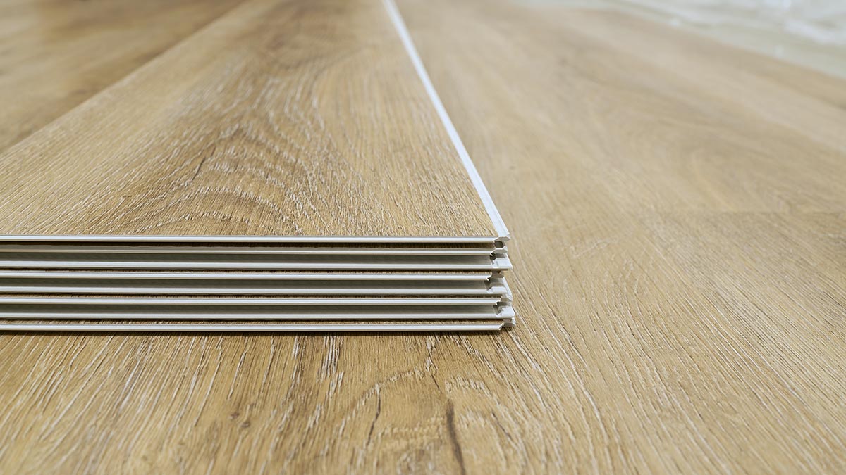 Gros plan sur des lames vinyliques effet bois