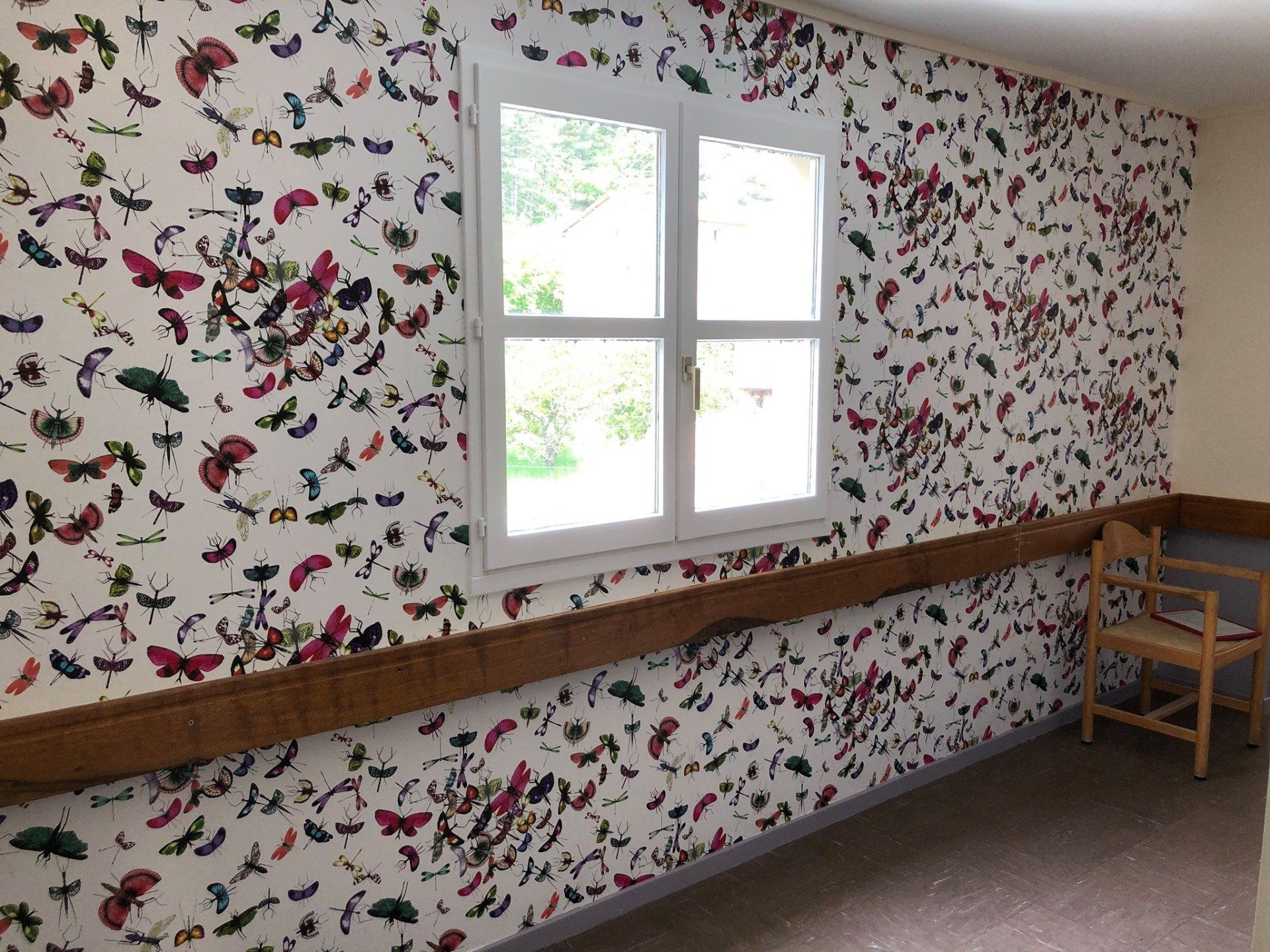 Tapisserie d'un mur avec des motifs de papillons