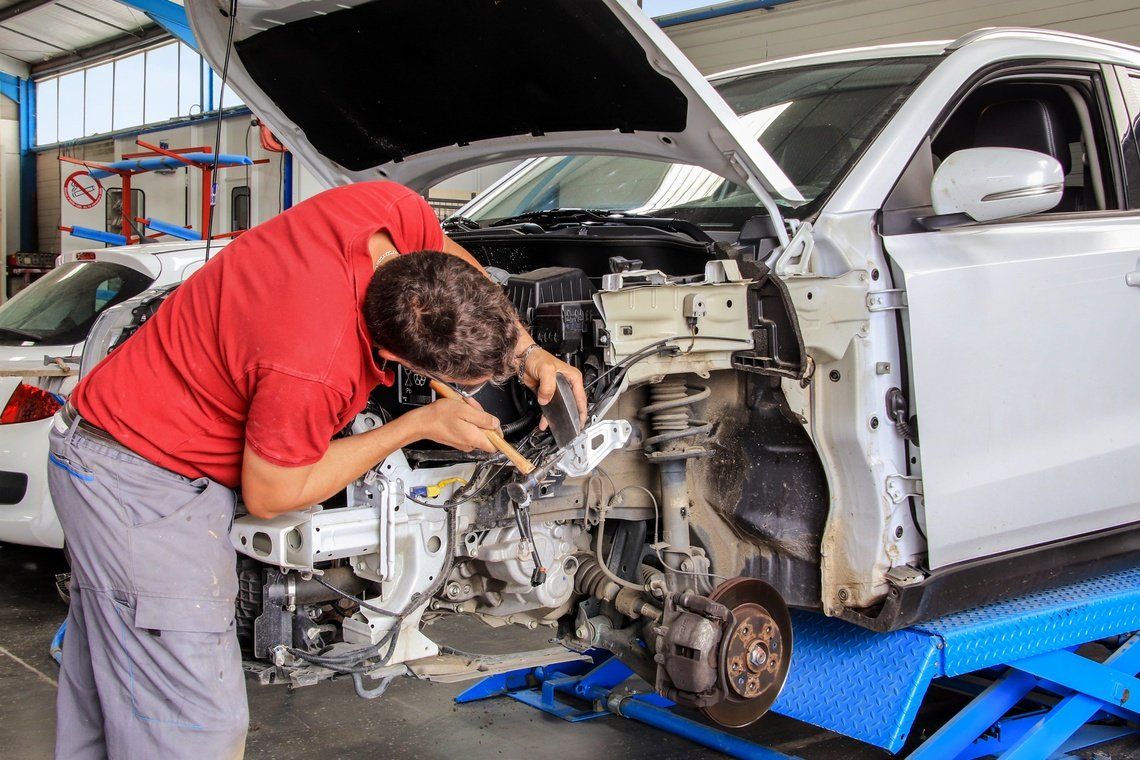 Mécanicien effectuant des réparations.