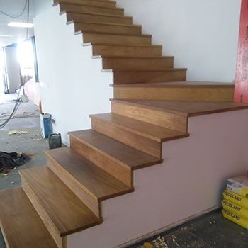 Se está construyendo una escalera de madera en una casa.
