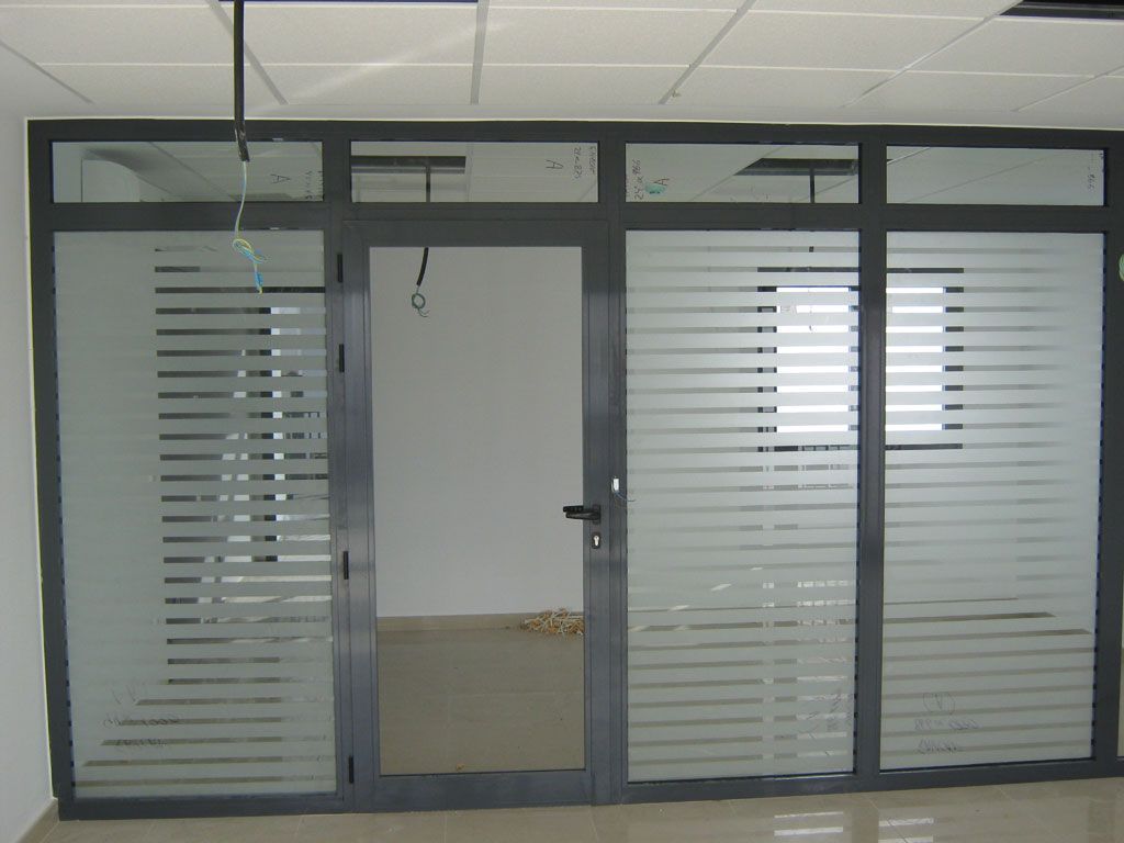 Una habitación con puertas corredizas de vidrio y una ventana.