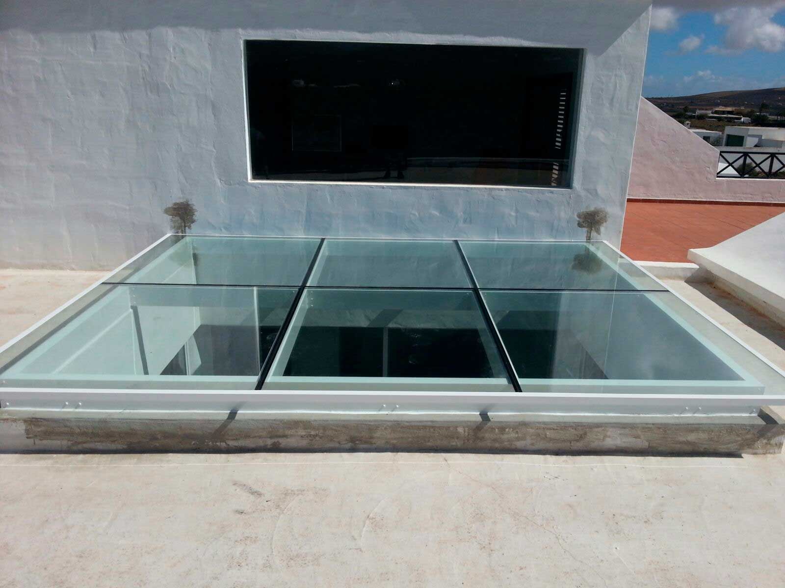 Un edificio con techo de cristal y una ventana