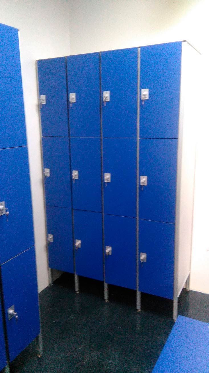 Una fila de casilleros azules en un vestuario.