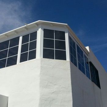 Un edificio blanco con un cielo azul al fondo.