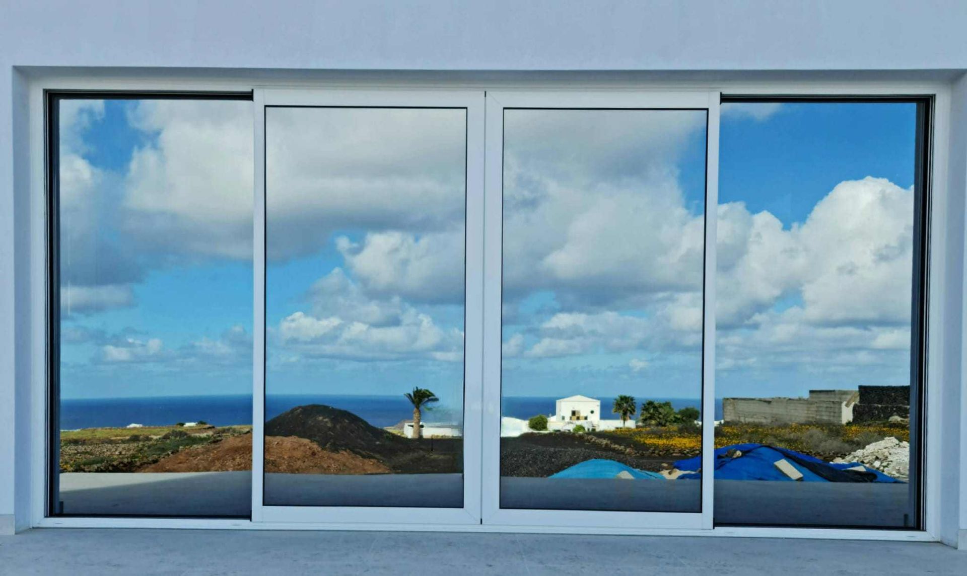 Una gran ventana con vista al mar.