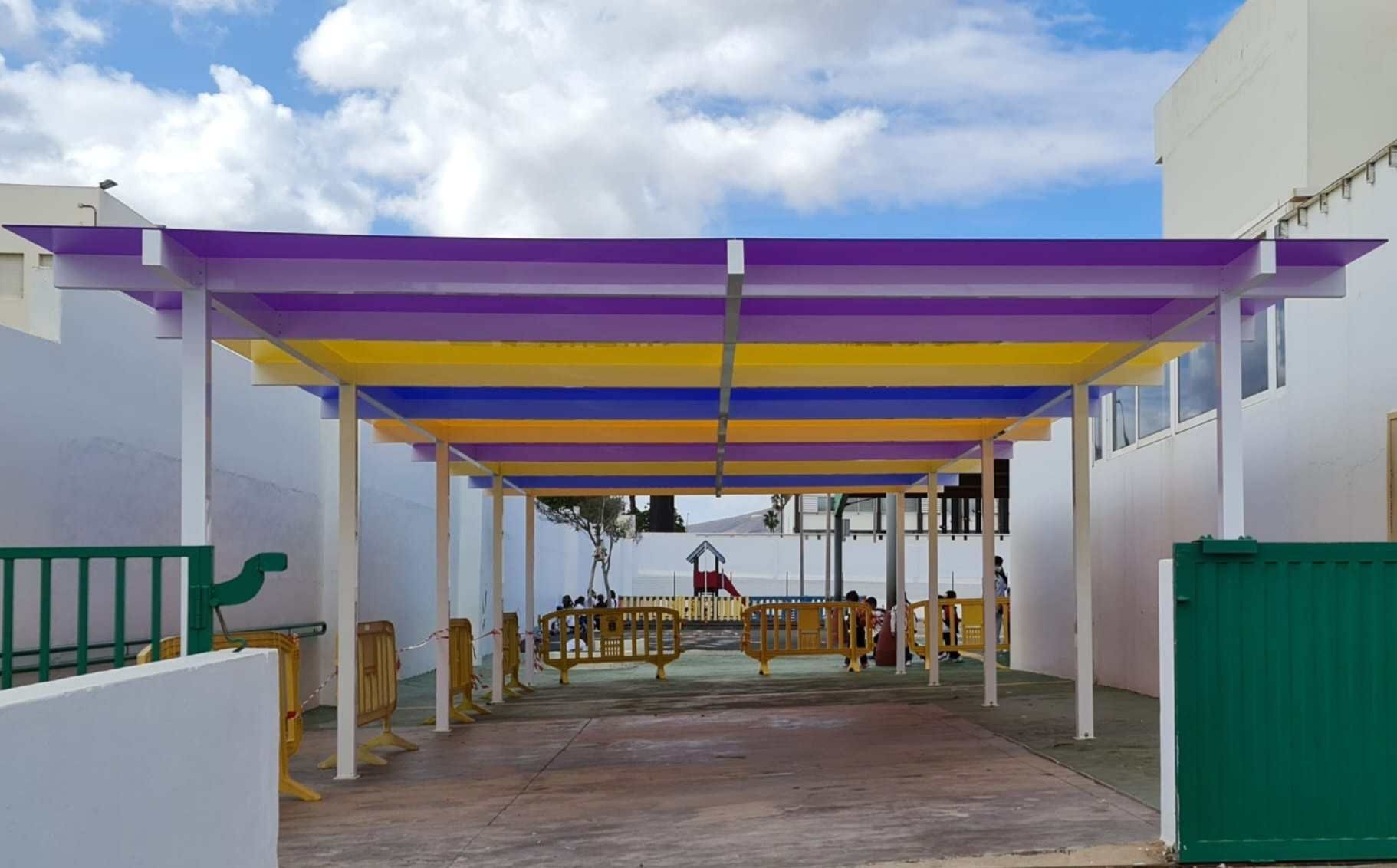 Un dosel morado y amarillo sobre un estacionamiento