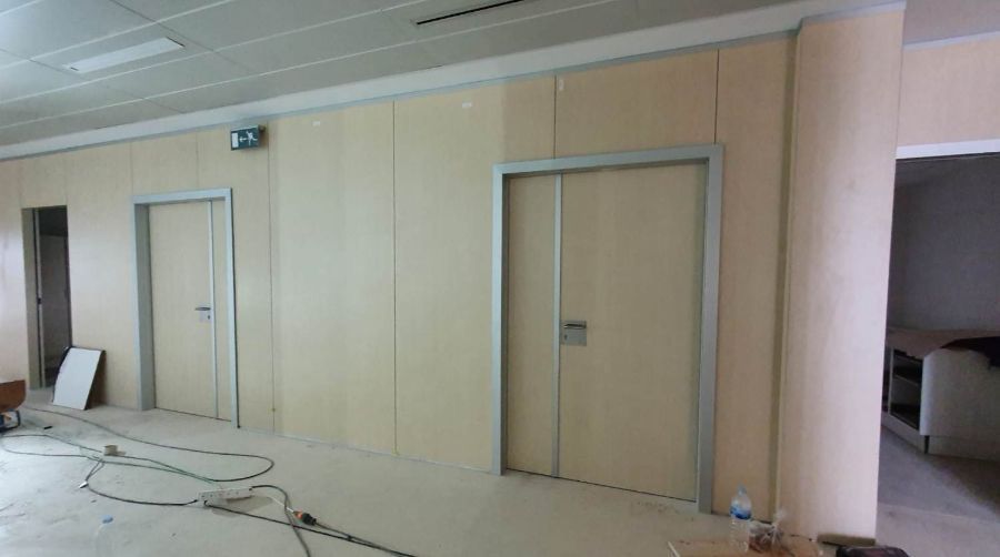 Una habitación con muchas puertas.