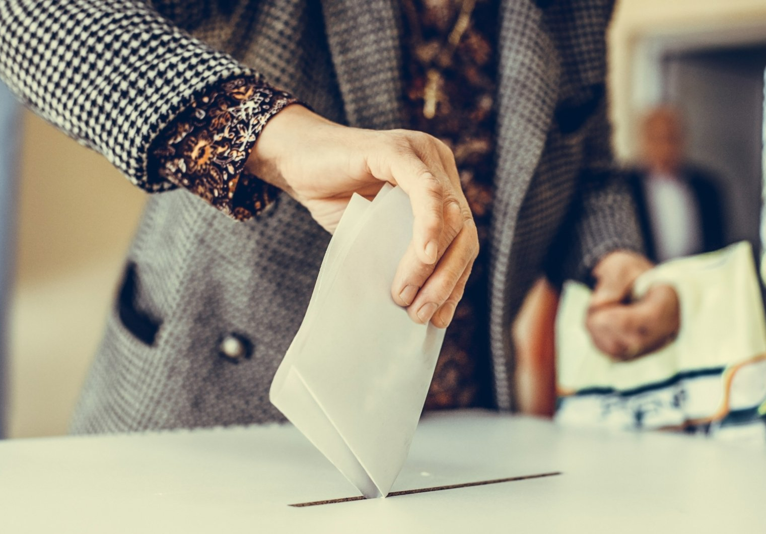 Vote dans une urne