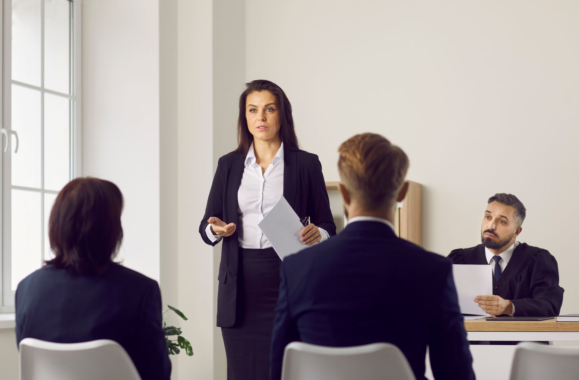 Avocate représentant son client