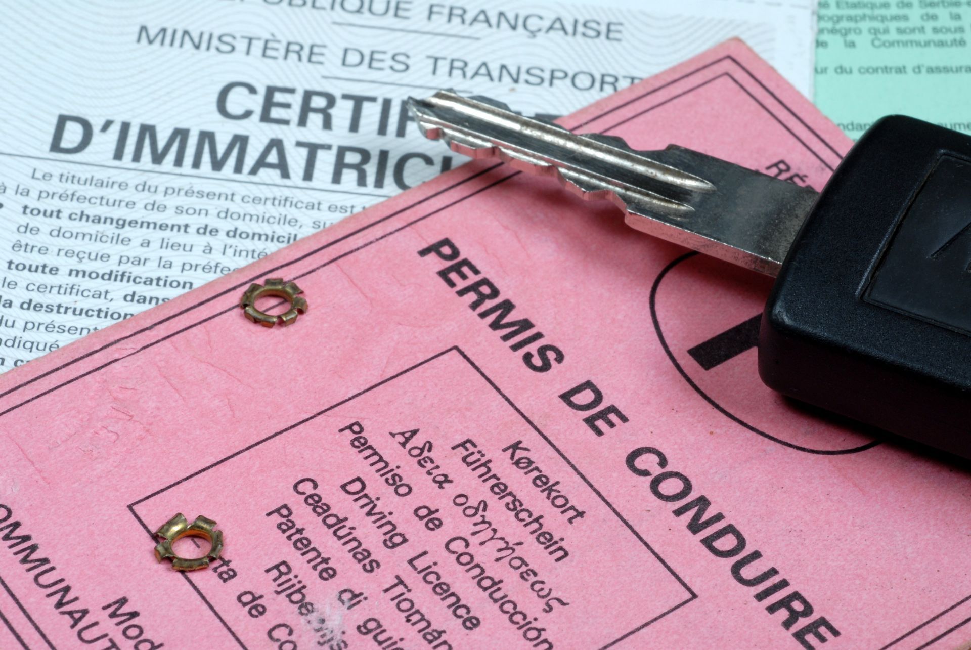 Permis de conduire avec des clés posées dessus