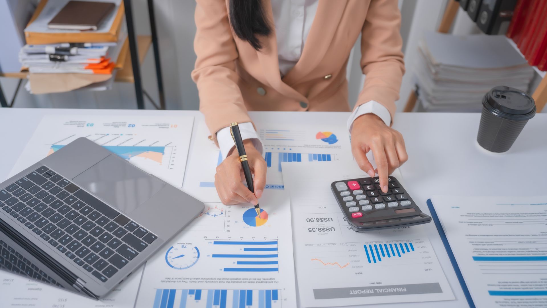 Avocate faisant des calculs de  créances