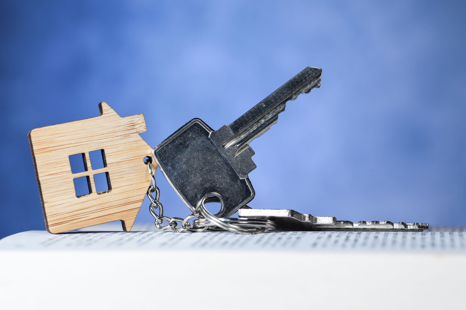 Clés de maison sur un livre de loi
