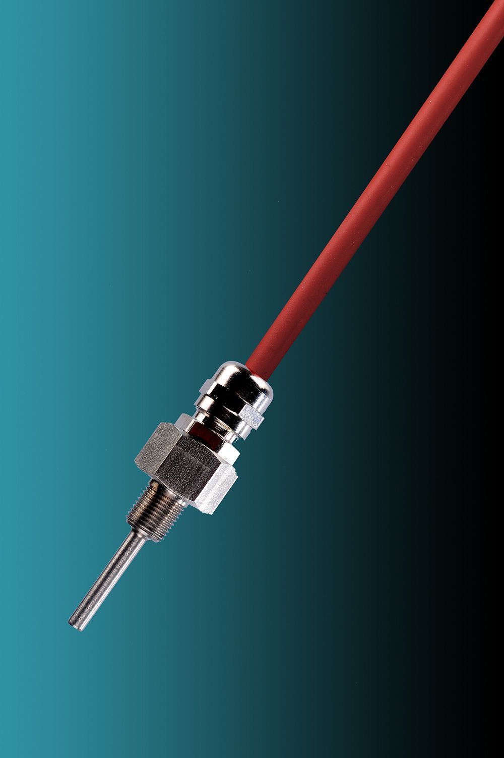 Eine Nahaufnahme eines Einschraubfühlers mit einem daran befestigten roten Kabel