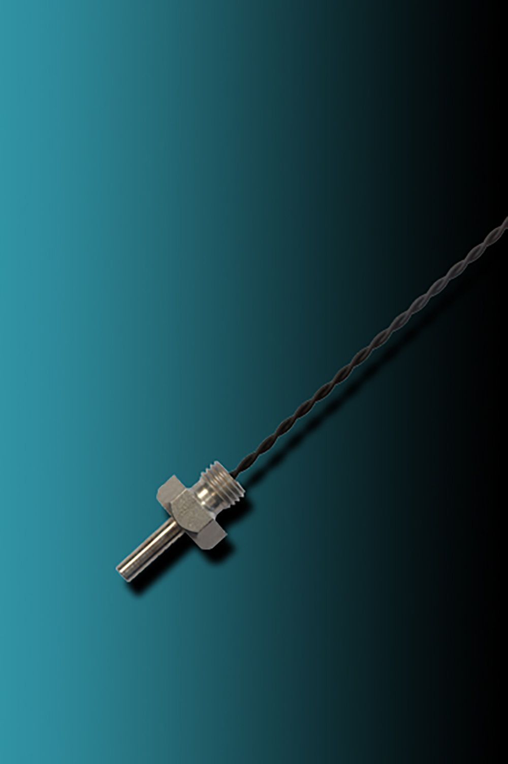 Eine Nahaufnahme eines Einschraubfühlers an einem Draht auf einem blauen Hintergrund.