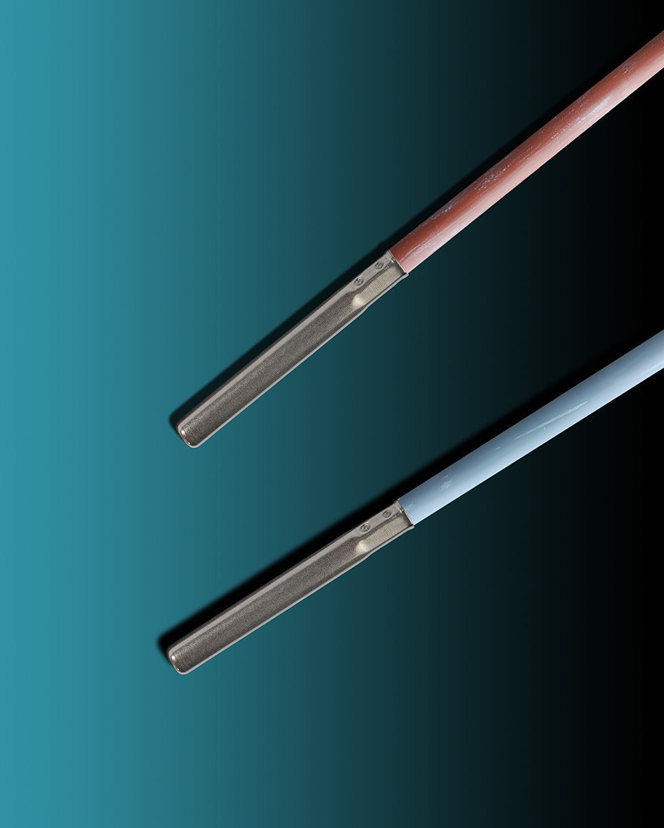 Eine Nahaufnahme von zwei Kabelfühler auf blauem Hintergrund