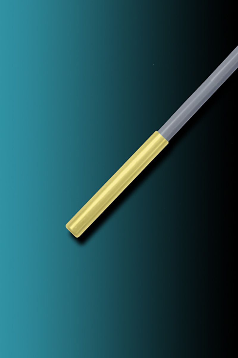 Eine Nahaufnahme eines gelben und grauen Kabelfühlers auf blauem Hintergrund