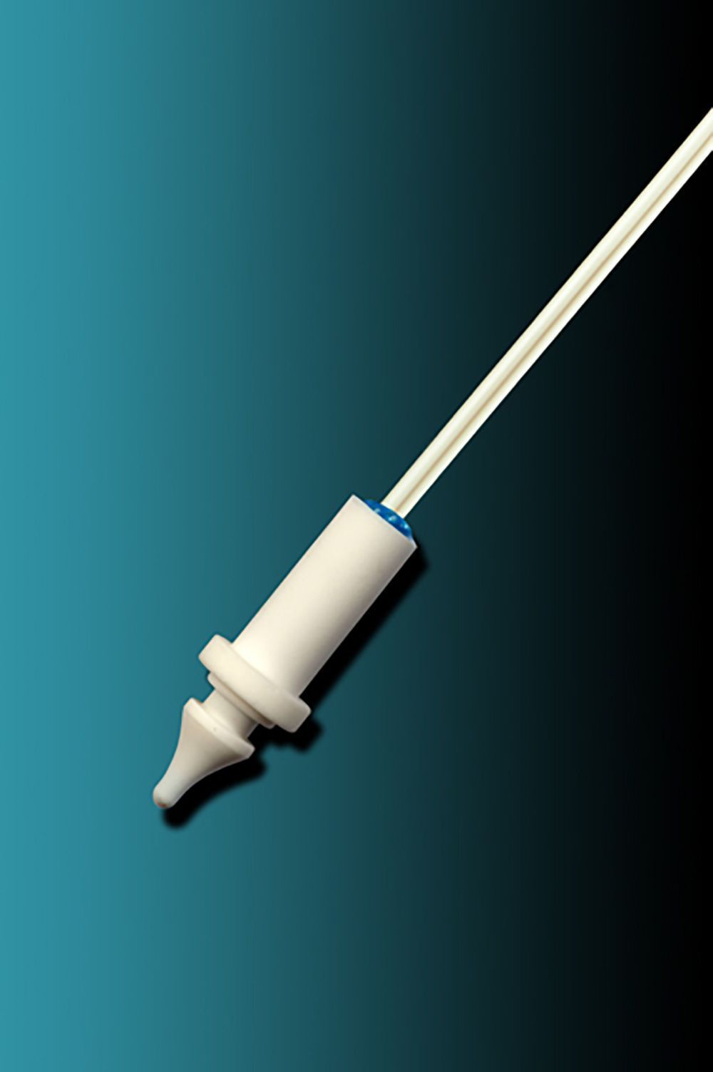 Eine Nahaufnahme eines weißen Keramikfühlers auf blauem Hintergrund