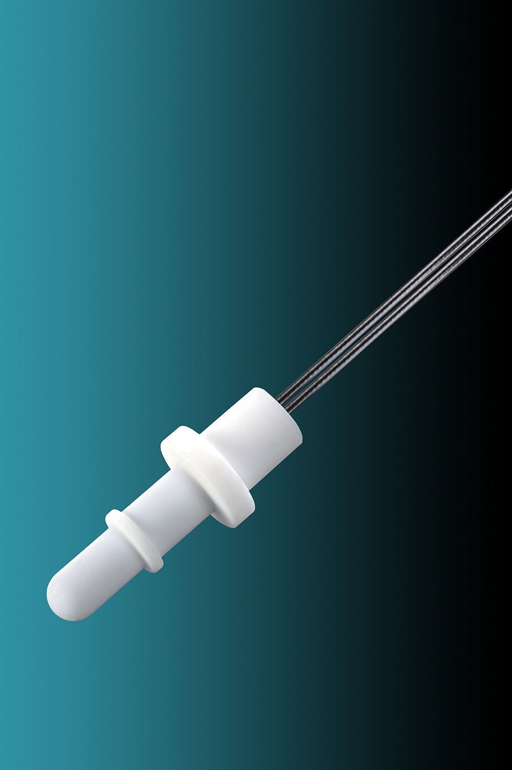 Eine Nahaufnahme eines weißen Keramikfühlers mit einem daran befestigten Kabel auf einem blauen Hintergrund.