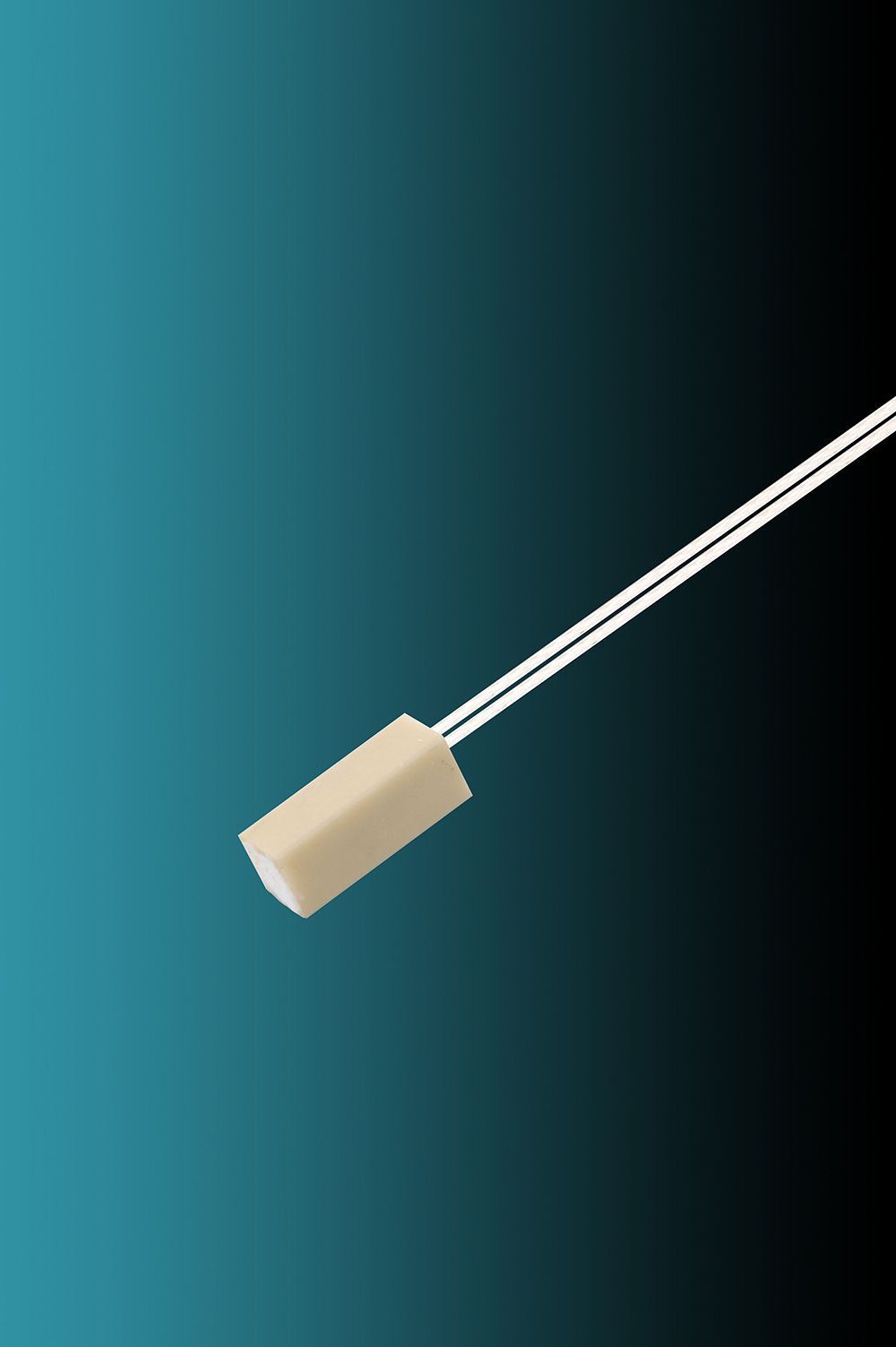 Eine Nahaufnahme eines Keramikfühlers mit einem daran befestigten Draht auf einem blauen Hintergrund.