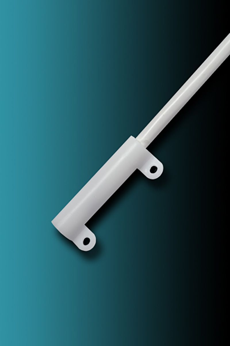 Ein Rohrfühler mit Löchern darin auf blauem Hintergrund