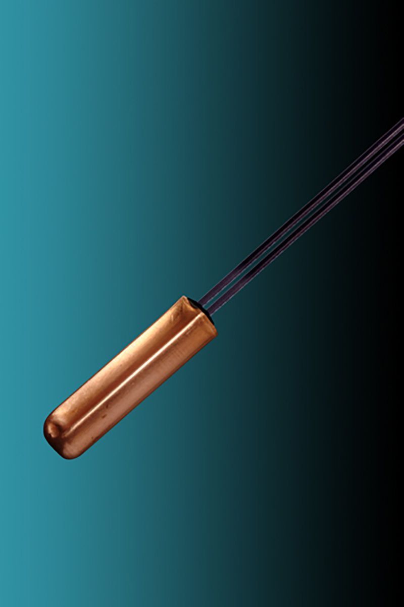 Eine Nahaufnahme eines Raumklimafühlers auf blauem Hintergrund