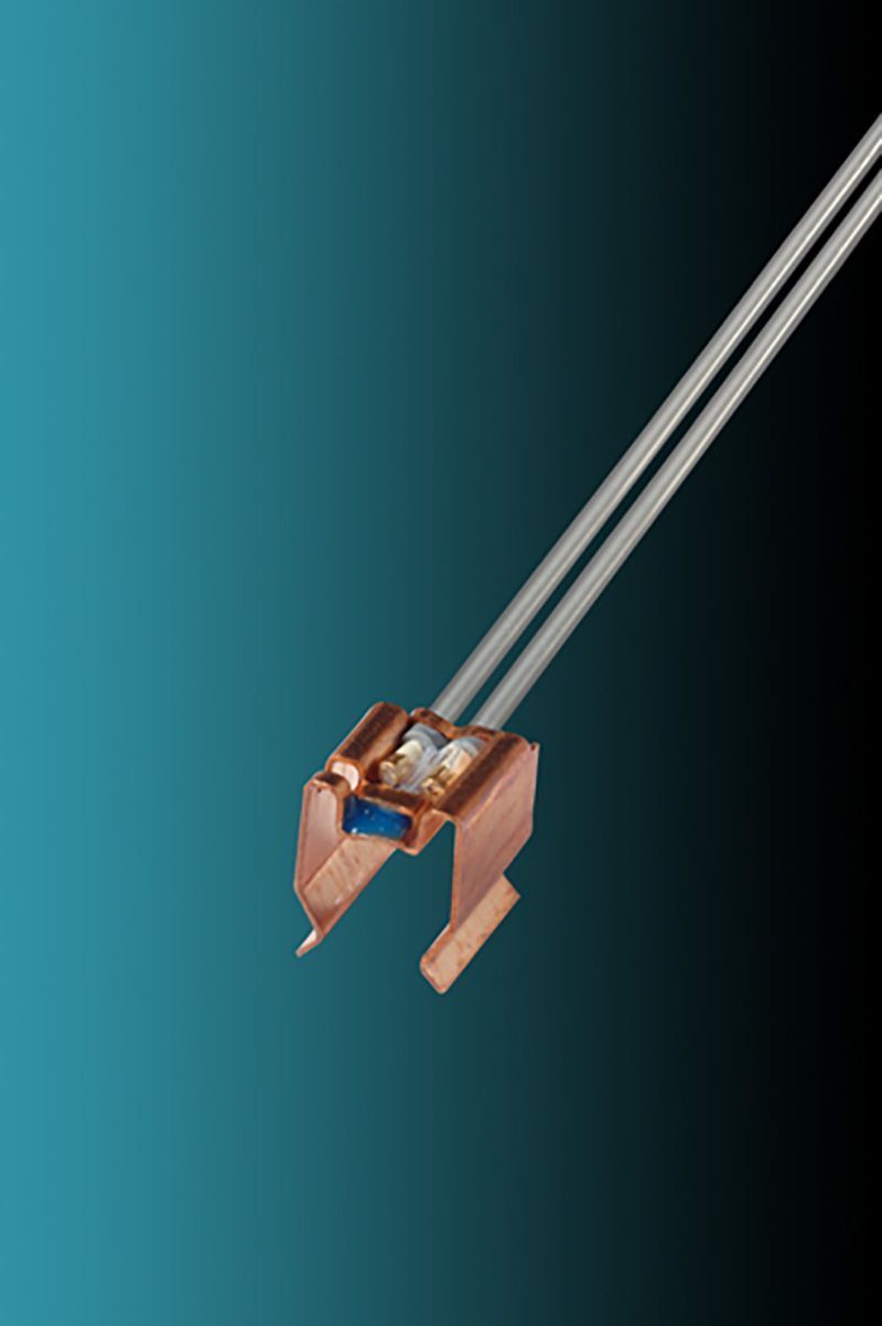 Eine Nahaufnahme eines Raumklimafühlers auf blauem Hintergrund.