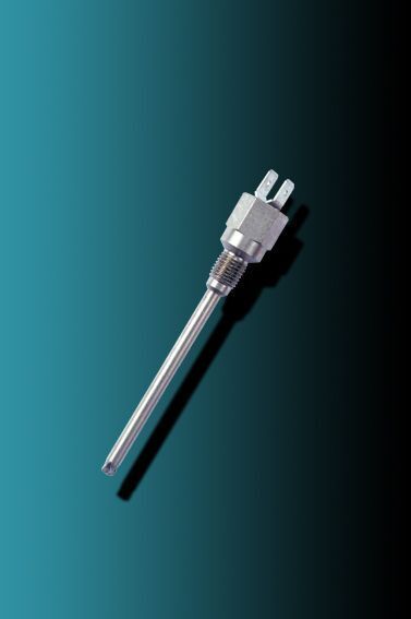 Ein Einschraubfühler liegt auf einer blauen Oberfläche