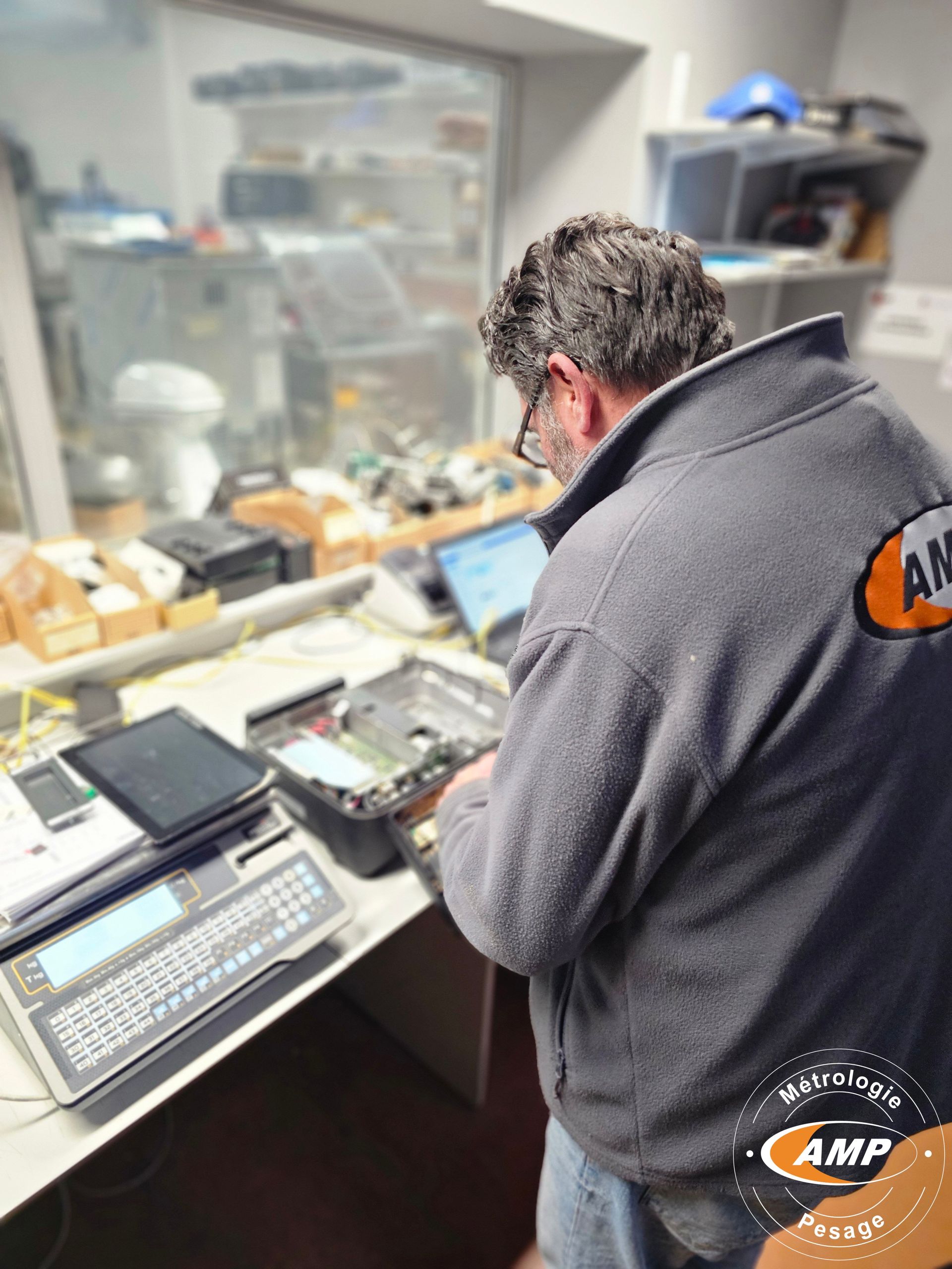 Une balance professionnelle avec des morceaux de viande