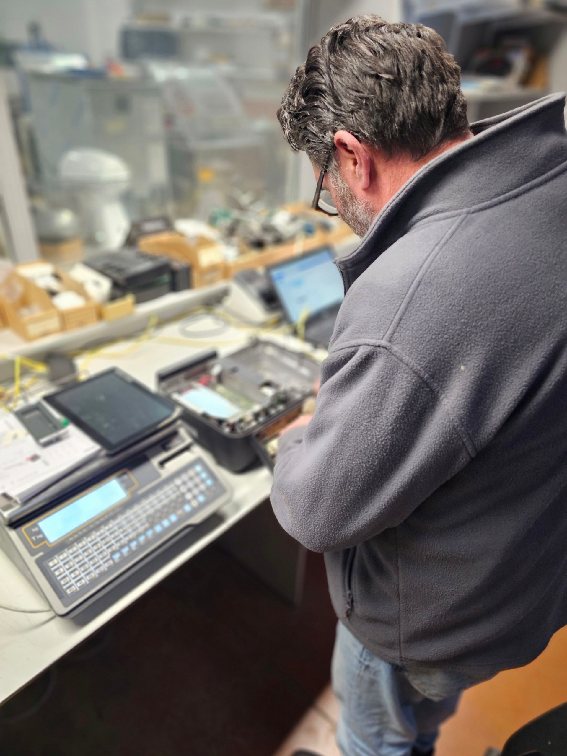 Une balance professionnelle avec des morceaux de viande