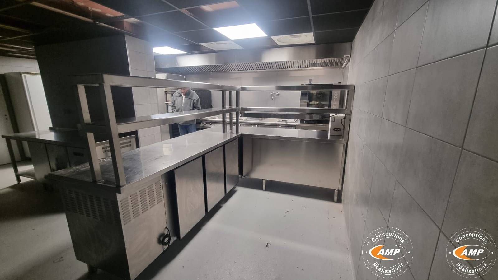 Des plans de travail et étagères en inox