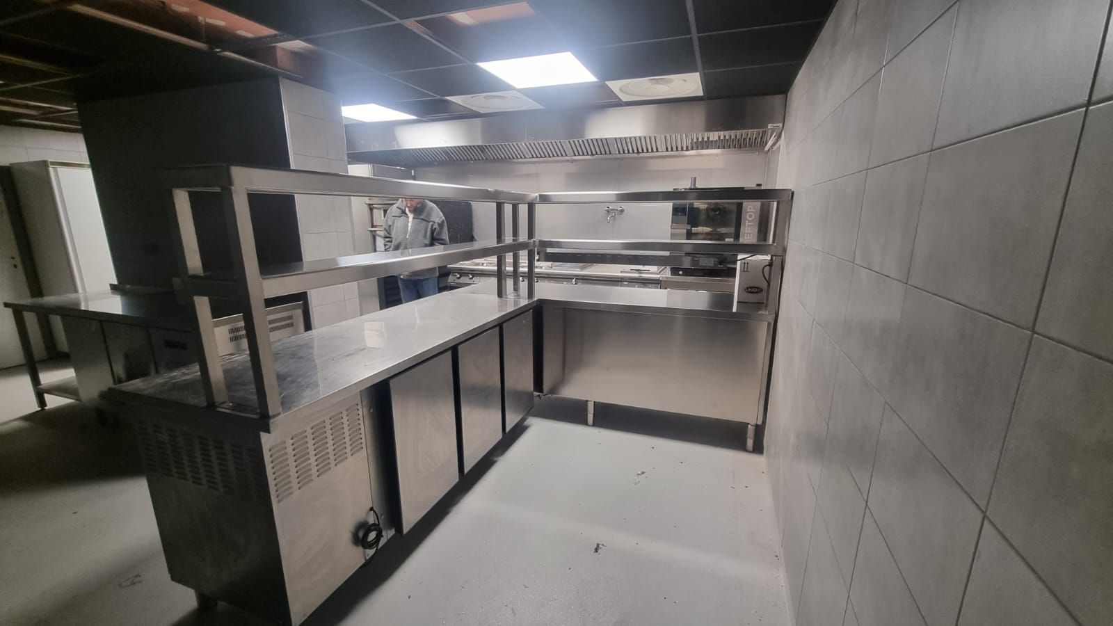 Des plans de travail et étagères en inox